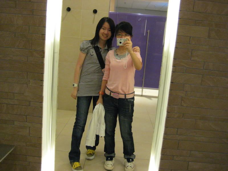 me n sis in toilet