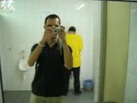 Hmm...kencing berdiri lagi.satu kejadian aneh di dalam tandas stesen keretapi