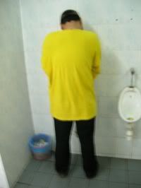 Kencing berdiri..teruk!
