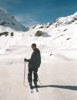Dit is Erik in 2003, ook in Tignes, voor 't eerst op de ski's. Natuurtalentje hoor!