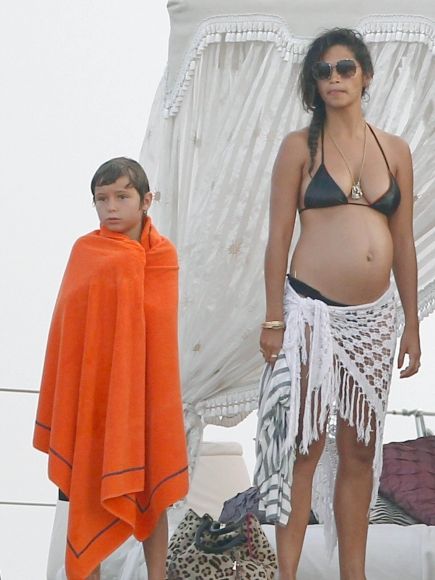 Pregnant-Camila-Alves-Bikinis-in-Ibiza-with-Matthew-McConaughey-3-435x580.jpg