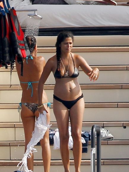 Pregnant-Camila-Alves-Bikinis-in-Ibiza-with-Matthew-McConaughey-8-435x580.jpg