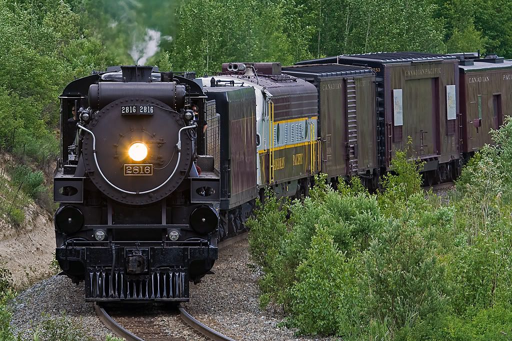 IMAGE: http://i21.photobucket.com/albums/b274/trainboysd40/2816%20pictures/2816Columbiavalley2.jpg