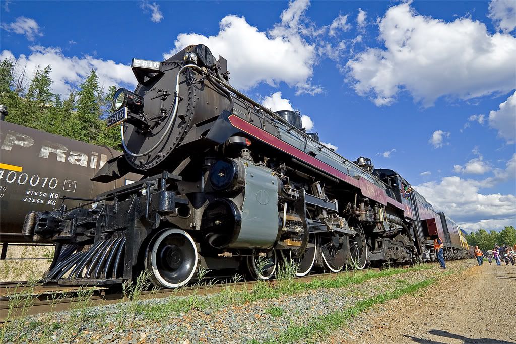 IMAGE: http://i21.photobucket.com/albums/b274/trainboysd40/2816%20pictures/2816Golden1.jpg