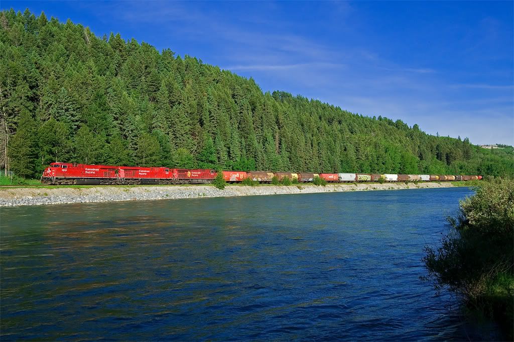 IMAGE: http://i21.photobucket.com/albums/b274/trainboysd40/8832Edworthy1.jpg