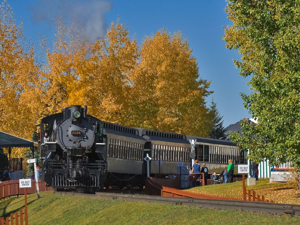 IMAGE: http://i21.photobucket.com/albums/b274/trainboysd40/Heritage%20Park/2024Shepard6.jpg