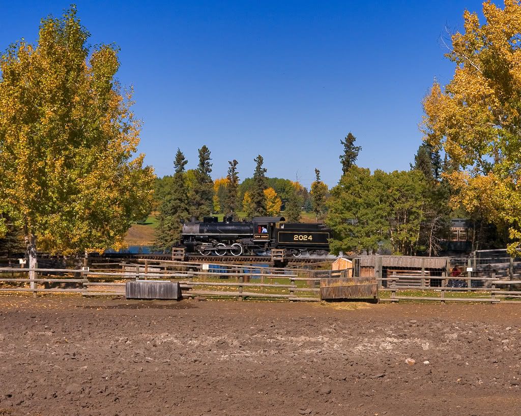 IMAGE: http://i21.photobucket.com/albums/b274/trainboysd40/Heritage%20Park/2024bridge1.jpg