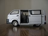 http://i21.photobucket.com/albums/b279/qwerty86/DieCast/Hiace/th_doorsOpen01.jpg