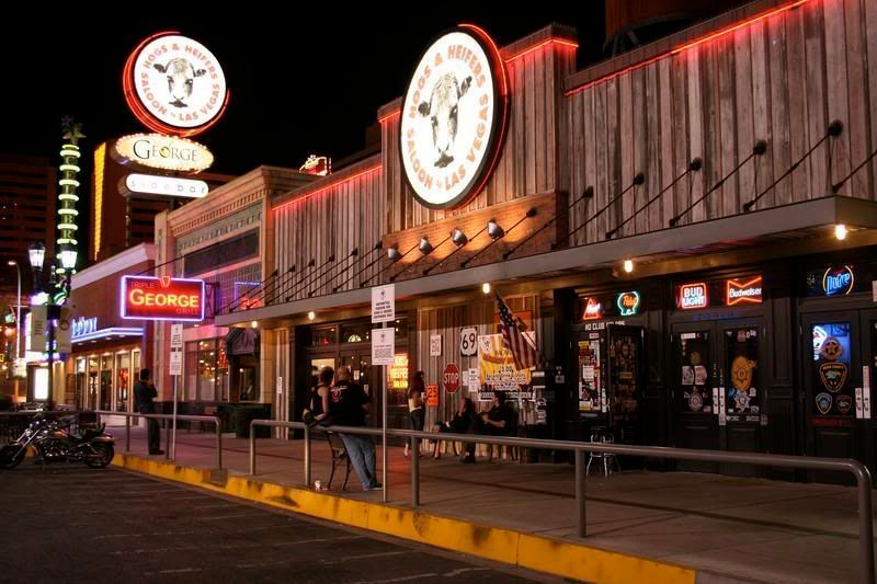 IMAGE: http://i21.photobucket.com/albums/b280/Freakfrontier_/downtown/Library-1522.jpg