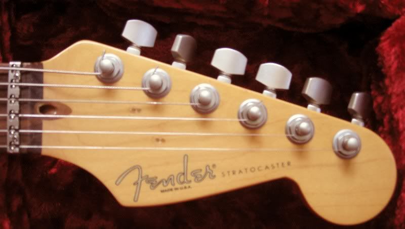 50thAnniversaryStratocaster003Stand.jpg