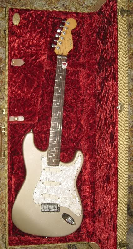 50thAnniversaryStratocaster004Stand.jpg