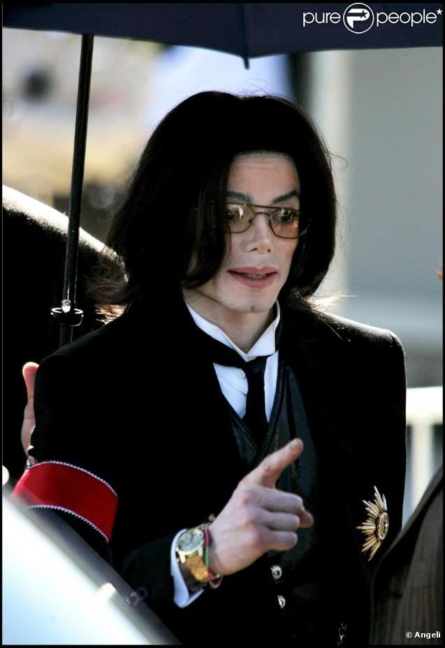 241911-michael-jackson-en-2005-lors.jpg