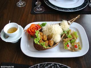 Starters: Assortment of crispy rice noodle, spring rolls and krathong thong
