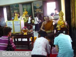 Wat Chanasongkram: Blessing by an abbot