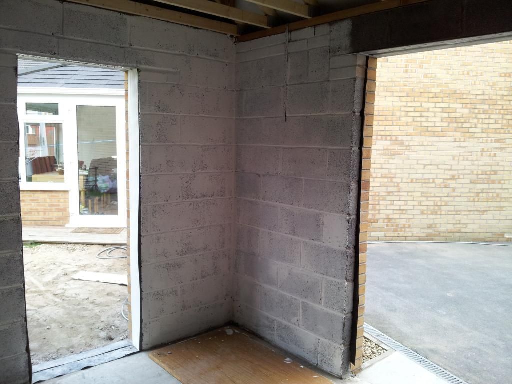 painting breeze blocks (again) www.ultimatehandyman.co.uk