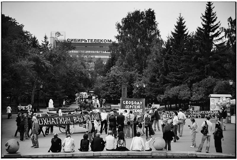 http://i21.photobucket.com/albums/b274/kurskov/demonstration%20august/01svobodusergeumohnatkinu_04.jpg