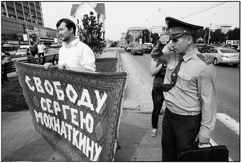 http://i21.photobucket.com/albums/b274/kurskov/demonstration%20august/01svobodusergeumohnatkinu_15.jpg