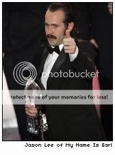 Jason Lee accepts his award for My Name Is Earl at the People's Choice Awards [photo: CBS]